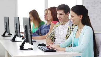 在学校用电脑工作的学生微笑